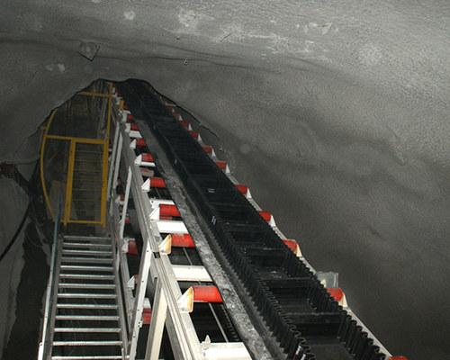 Шахтный конвейер с гофробортами